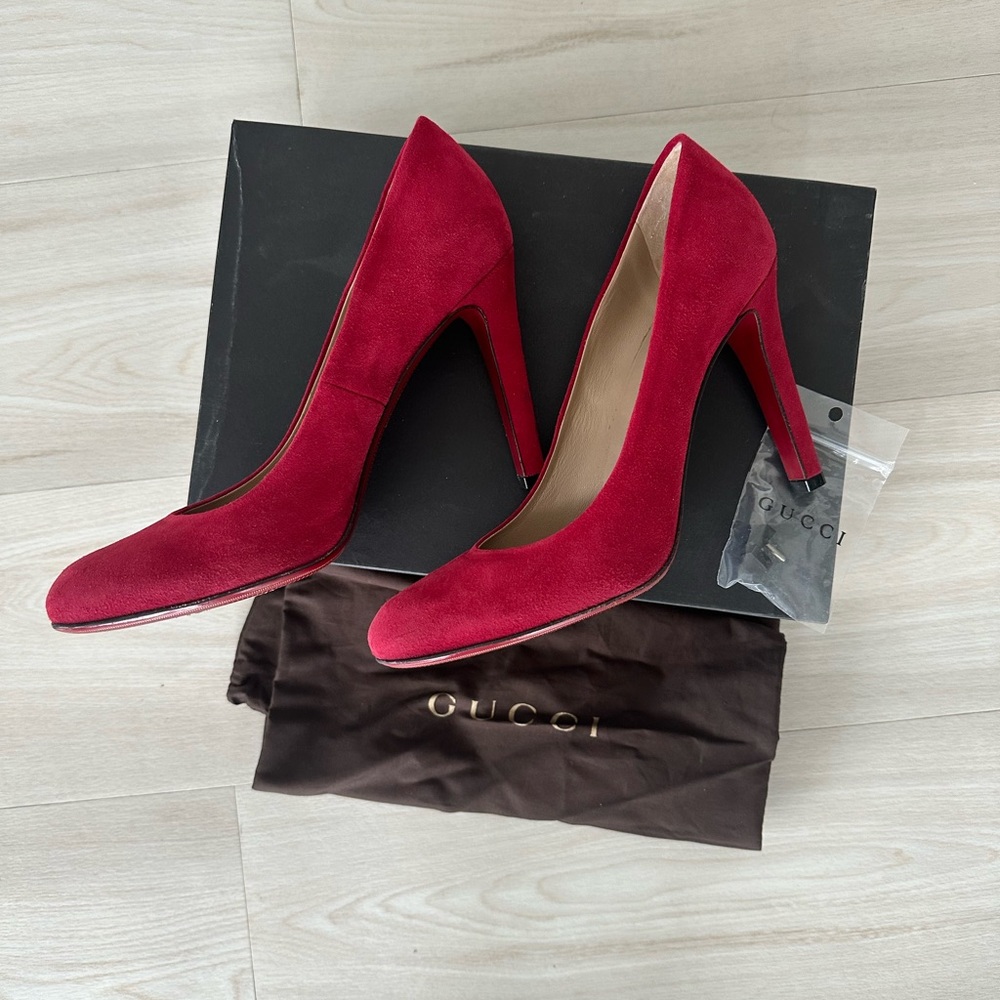 High heel Gucci suede pumps